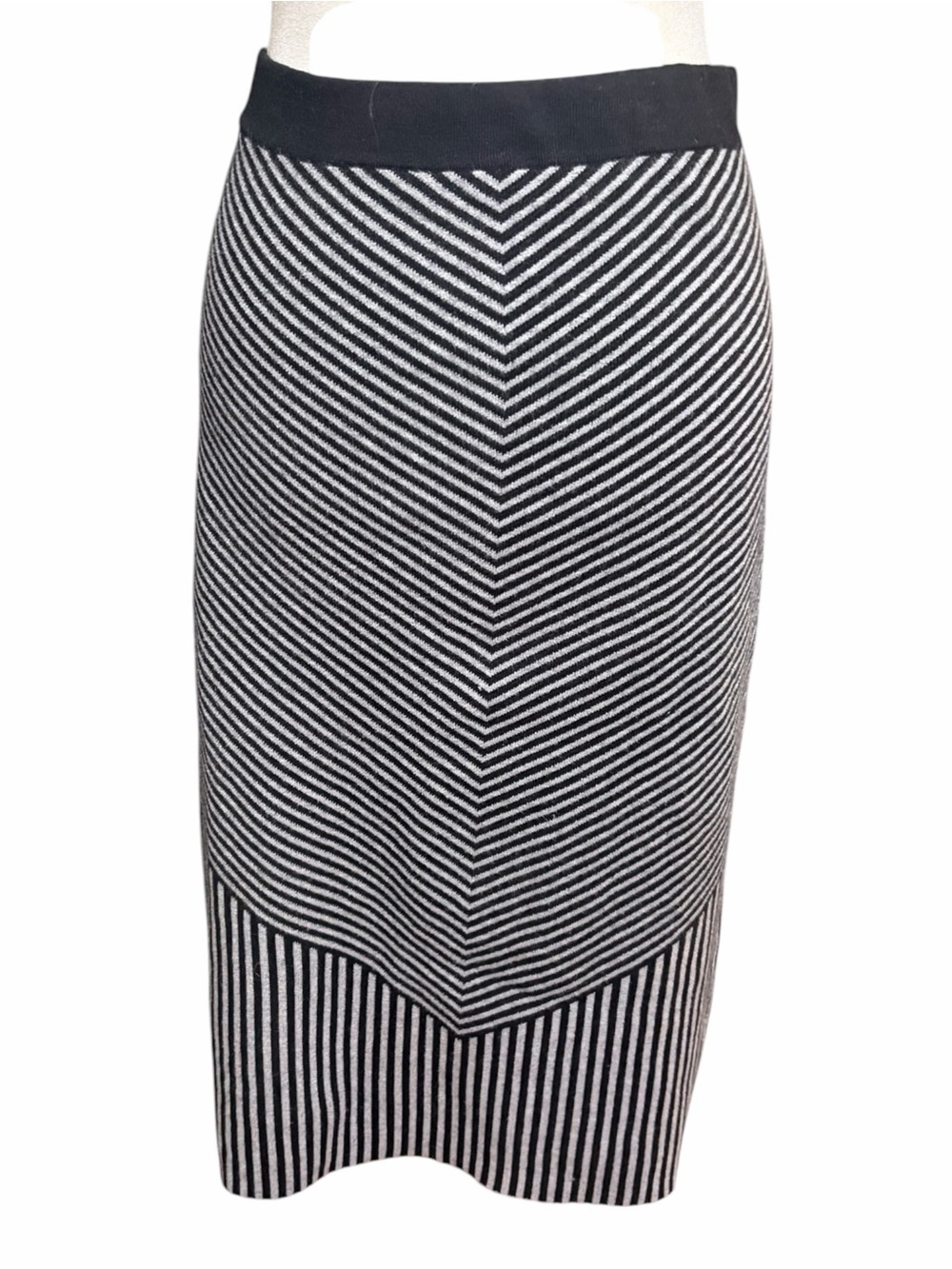 Tahari Black and White Chevron-Striped Pencil Skirt